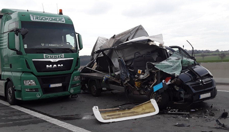 Na D1 se srazila dvě nákladní auta a dodávka. Jeden člověk skončil v péči lékařů