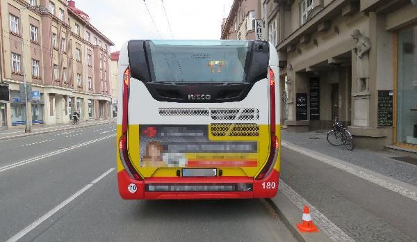 Fabia v Hradci vjela přímo před autobus, policie hledá svědky