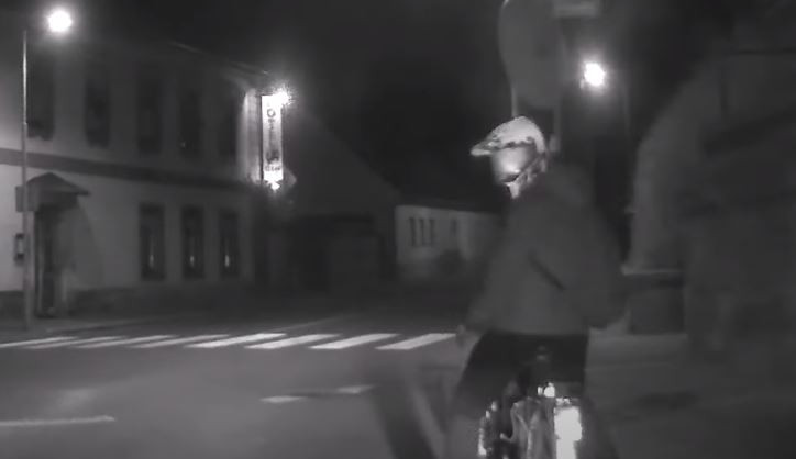 Opilec na Babetě v Červeném Kostelci ujížděl policistům