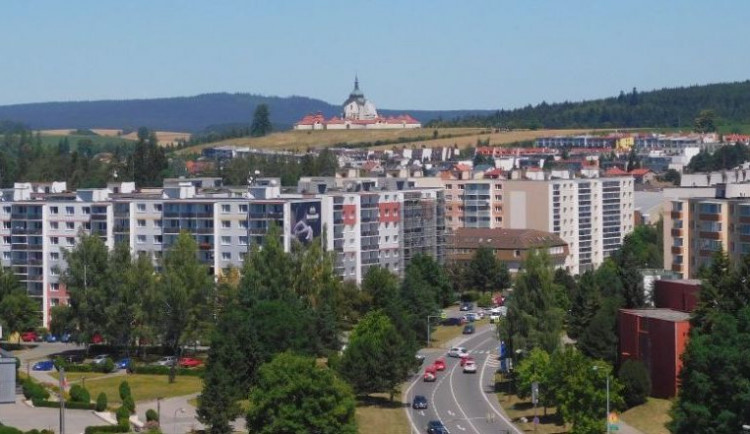 Stoletá lípa ve Žďáru nad Sázavou má jít k zemi, město ji kvůli petici občanů nechá ještě prověřit