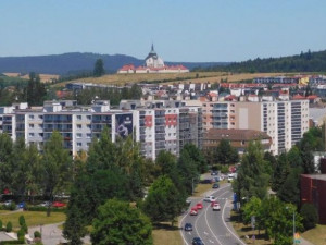 Stoletá lípa ve Žďáru nad Sázavou má jít k zemi, město ji kvůli petici občanů nechá ještě prověřit