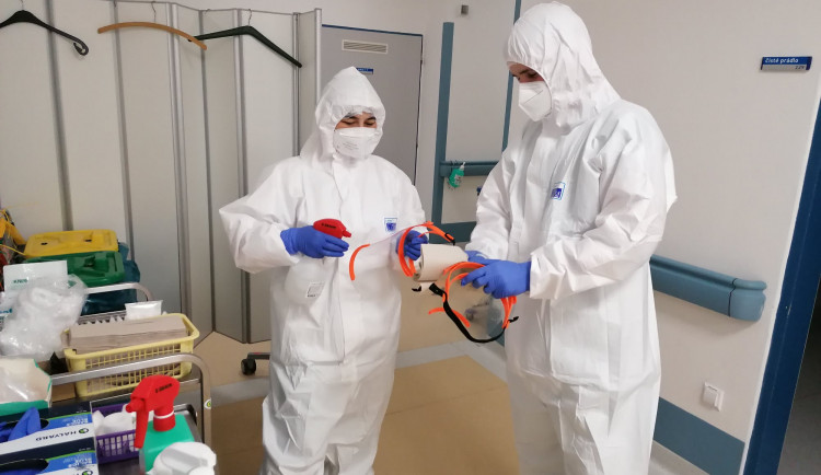 Sedm hasičů dnes opustilo brány pelhřimovské nemocnice. Pacientům byli velkou oporou, říká mluvčí Knapová