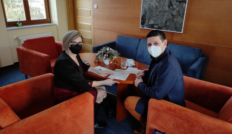 Náměstkyně hejtmana Vysočiny Hana Hajnová na setkání se starostou Dolní Cerekve Zdeňkem Dvořákem (lokalita hrádek)