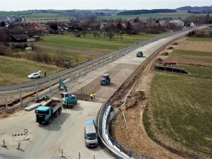 Řidiči se po obchvatu Osové Bítýšky projedou asi během září. Podívejte se, jak to tam teď vypadá