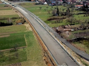 Řidiči se po obchvatu Osové Bítýšky projedou asi během září. Podívejte se, jak to tam teď vypadá