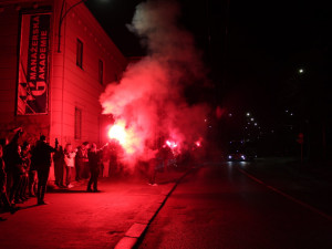 Fanoušci vítali vítězné jihlavské hokejisty. Děkujeme, ale shlukováním si můžete zadělat na problémy, vzkazuje klub