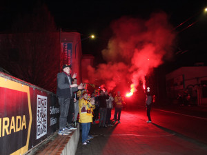 Fanoušci vítali vítězné jihlavské hokejisty. Děkujeme, ale shlukováním si můžete zadělat na problémy, vzkazuje klub
