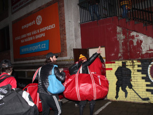 Fanoušci vítali vítězné jihlavské hokejisty. Děkujeme, ale shlukováním si můžete zadělat na problémy, vzkazuje klub