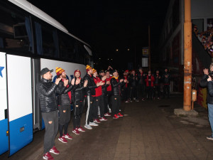 Fanoušci vítali vítězné jihlavské hokejisty. Děkujeme, ale shlukováním si můžete zadělat na problémy, vzkazuje klub