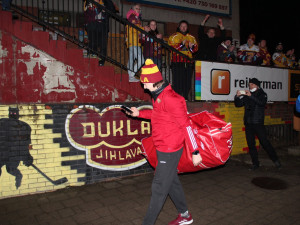 Fanoušci vítali vítězné jihlavské hokejisty. Děkujeme, ale shlukováním si můžete zadělat na problémy, vzkazuje klub