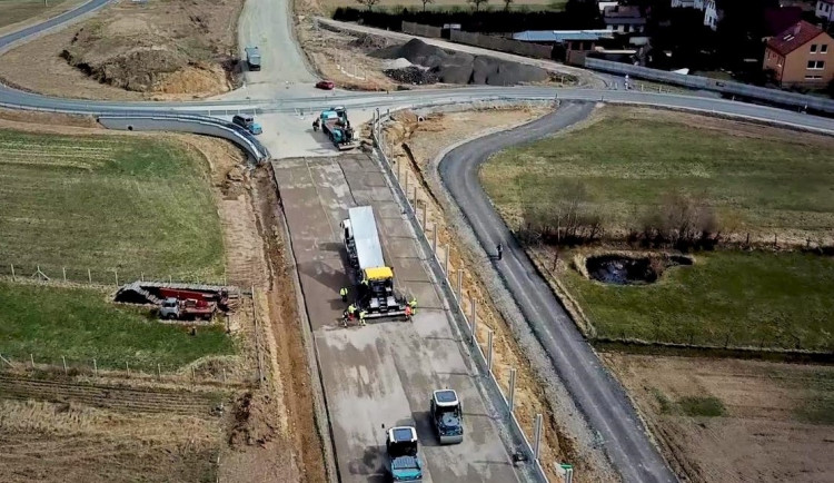 Řidiči se po obchvatu Osové Bítýšky projedou asi během září. Podívejte se, jak to tam teď vypadá