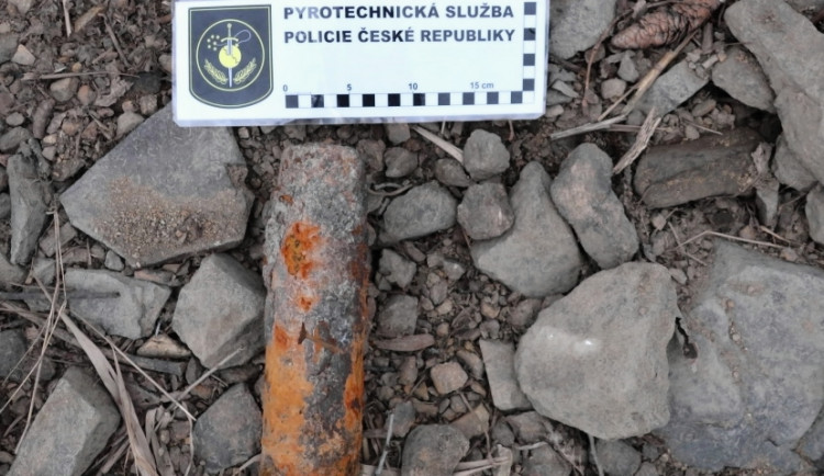 Policejní pyrotechnik byl přivolán k dělostřeleckému granátu. Munice se našla u rybníka mezi kameny