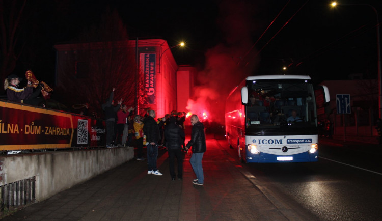 Fanoušci vítali vítězné jihlavské hokejisty. Děkujeme, ale shlukováním si můžete zadělat na problémy, vzkazuje klub