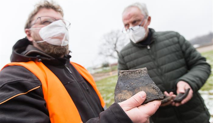 Náměstek hejtmana Miroslav Houška a archeolog Petr Duffek v místě nálezů na obchvatu Lukavce.