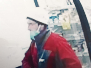 Muž s paralyzérem přepadl prodavačku v obchodě, odjel na kole. Neznáte ho?