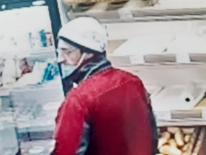 Muž s paralyzérem přepadl prodavačku v obchodě, odjel na kole. Neznáte ho?