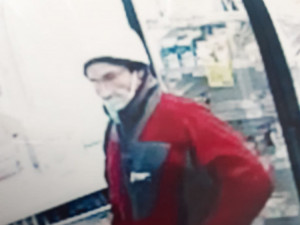 Muž s paralyzérem přepadl prodavačku v obchodě, odjel na kole. Neznáte ho?