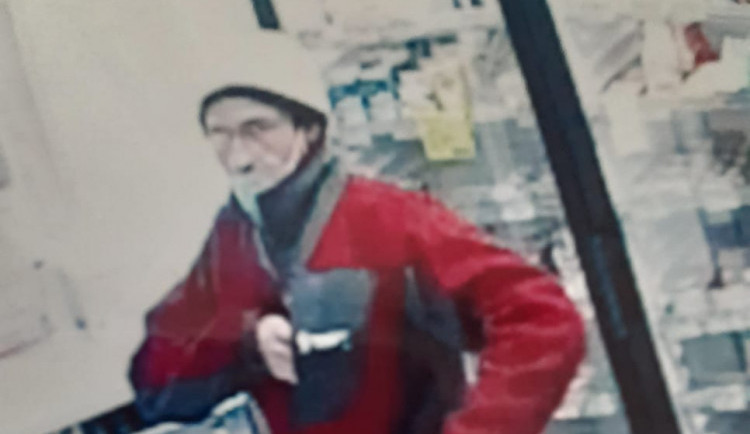 Muž s paralyzérem přepadl prodavačku v prodejně, odjel asi na kole. Nepoznáváte ho?