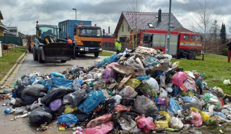 SMJ dnes málem shořelo vůz za 5 milionů. Někdo do něj vyhodil žhavý popel