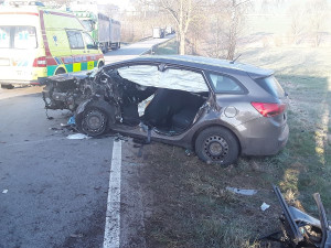 U Batelova se stala nehoda, řidič se zranil. Na místo letěl také záchranářský vrtulník