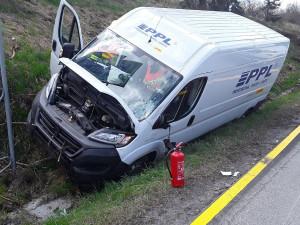 Provoz na D1 na Brno zastavila nehoda dodávky. Jeden člověk je zraněný