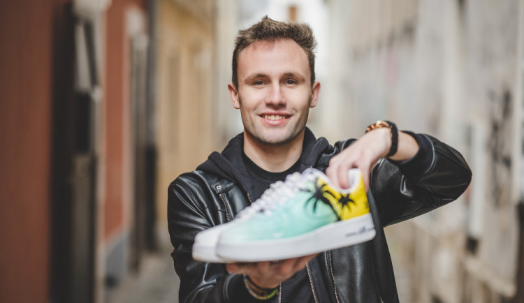 Nevěděl jsem, co dát přítelkyni k Vánocům. Tak vznikl nápad na malování na tenisky, říká Matyáš Tibitanzl