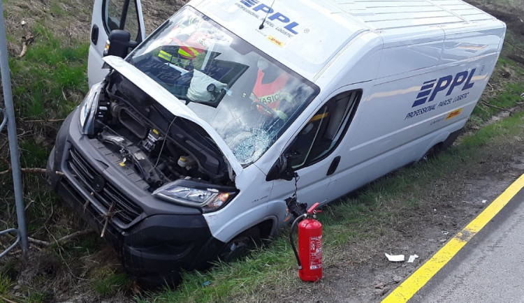 Provoz na D1 na Brno zastavila nehoda dodávky. Jeden člověk je zraněný 