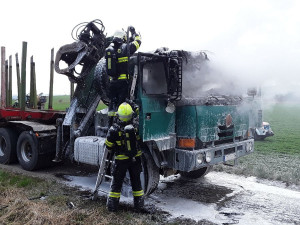 Hasiči zasahovali u požáru nákladního auta. Plameny napáchaly půlmilionovou škodu