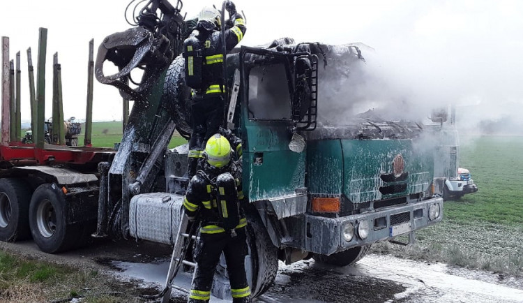 Hasiči zasahovali u požáru nákladního auta. Plameny napáchaly půlmilionovou škodu