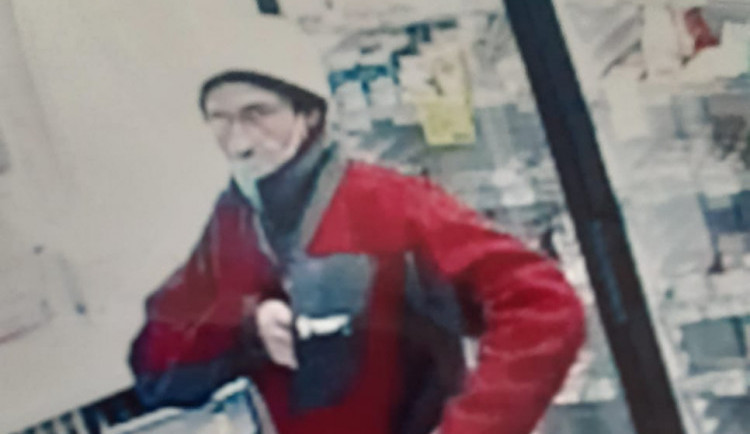 Policie stále nemá informace k muži, který s paralyzérem přepadl prodavačku a odjel na kole