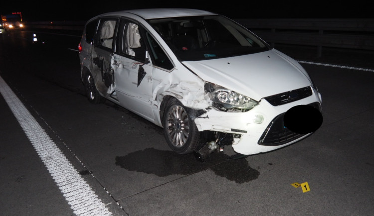 Silně opilý řidič na D1 zavinil nehodu. Srazil se s náklaďákem ve vedlejším pruhu a narazil do svodidel