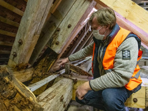 Poškozené části krovu radnice