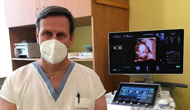 Svůj první samostatný porod si vybavuji velmi dobře, říká pelhřimovský primář Radan Doubek