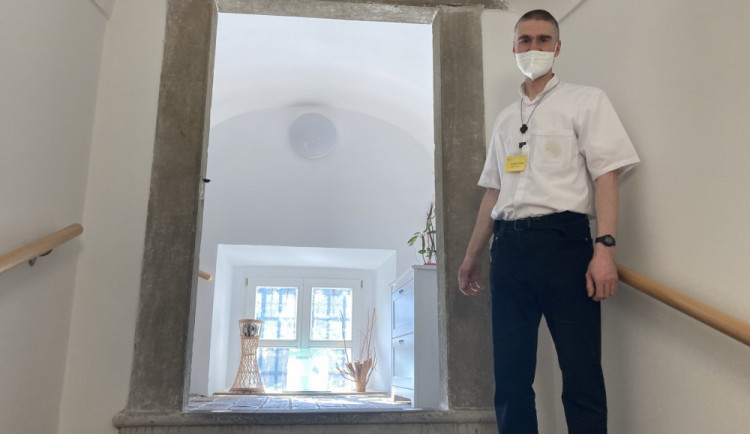 Jiří Javůrek vchází za pacienty