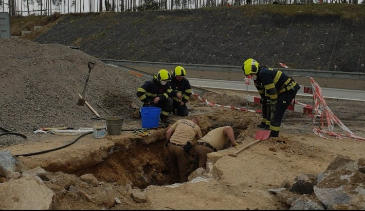 Během prací na D1 dělníci našli nevybuchlou trhavinu. Dálnice se zřejmě uzavře