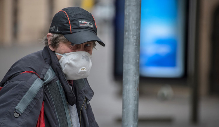 Od 10. května budou muset lidé venku mít zakrytá ústa a nos jen při blízkém setkání