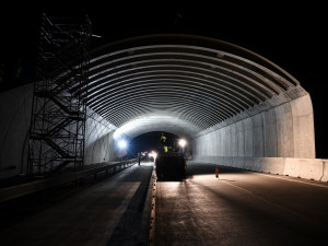 Noční práce na D1 jsou hotové. Podívejte se, jak se pracovalo na nadchodu pro zvěř