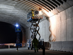Noční práce na D1 jsou hotové. Podívejte se, jak se pracovalo na nadchodu pro zvěř