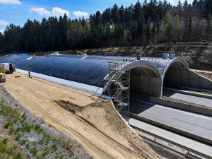 Noční práce na D1 jsou hotové. Podívejte se, jak se pracovalo na nadchodu pro zvěř