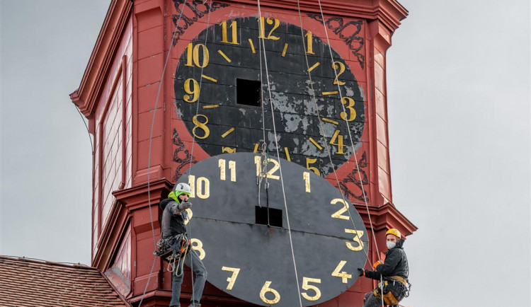 Překvapení na jihlavské radnici. Pod novodobým ciferníkem hodin se skrýval další původní z 18. století