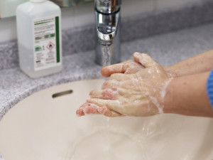 Světový den hygieny rukou: Je třeba si je mýt aspoň půl minuty, pozor na místa mezi prsty