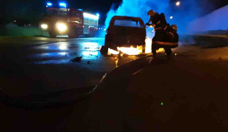 V Pístově hořelo osobní auto. V době příjezdu hasičů byl už zcela v plamenech