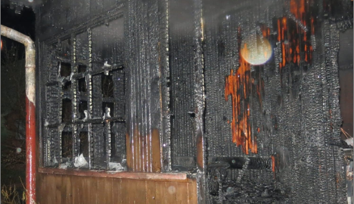 Svíčka bez dozoru způsobila požár dřevěné chaty v Batelově, její majitel se při hašení zranil