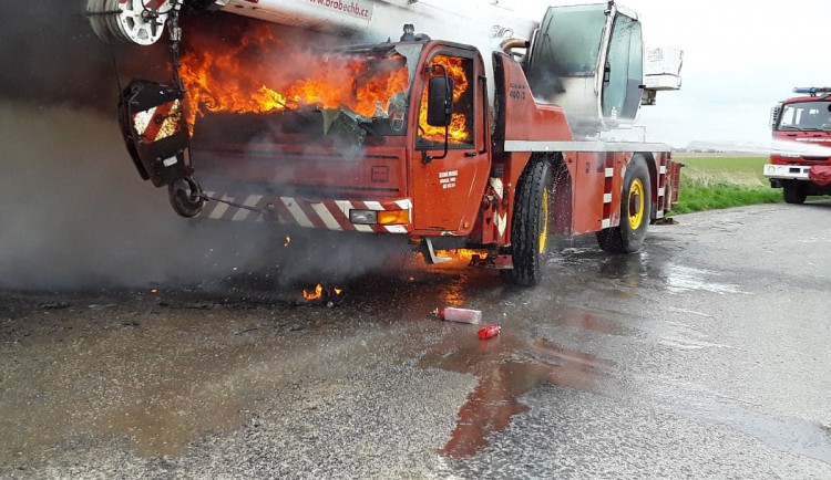 Požár autojeřábu způsobil milionovou škodu, na vině byla technická závada