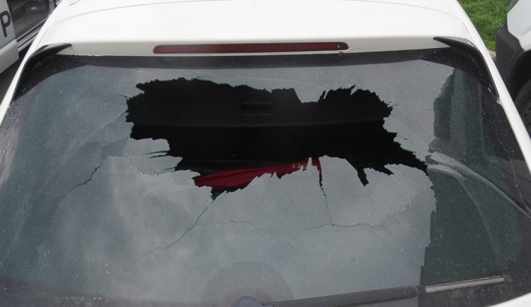 Nebezpečný incident na dálnici: Řidič vybržděného kamionu prohodil visací zámek zadním sklem osobáku