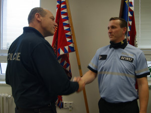 Pomáhali a chránili. Policisté byli oceněni za záchranu života lidí z hořící ubytovny, na místě byly i děti (na fotografii oceněný Stanislav Kraus