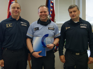 Pomáhali a chránili. Policisté byli oceněni za záchranu života lidí z hořící ubytovny, na místě byly i děti (na fotografii oceněný Martin Musil)