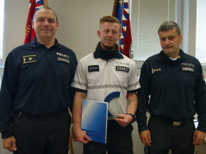 Pomáhali a chránili. Policisté byli oceněni za záchranu života lidí z hořící ubytovny, na místě byly i děti ( na fotografii oceněný  Tomáš Větrovský)