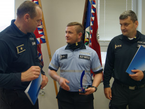 Pomáhali a chránili. Policisté byli oceněni za záchranu života lidí z hořící ubytovny, na místě byly i děti (na fotografii oceněný Tomáš Mareš)