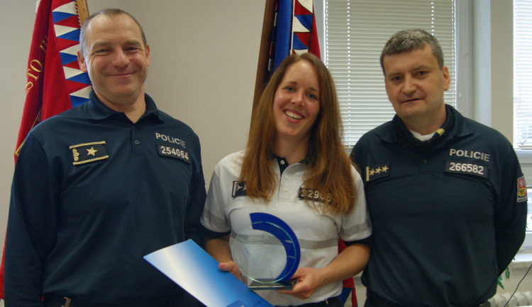 Pomáhali a chránili. Policisté byli oceněni za záchranu života lidí z hořící ubytovny, na místě byly i děti (na fotografii oceněná Veronika Hejsková)